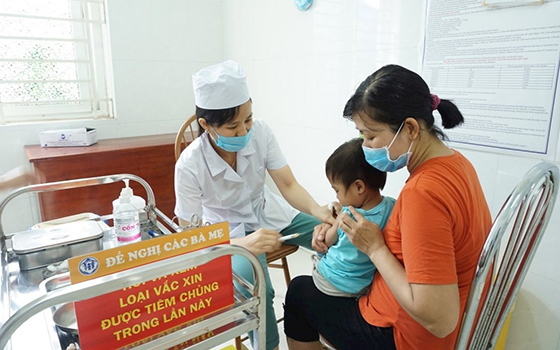 Đưa trẻ đi tiêm chủng đầy đủ và đúng lịch để phòng bệnh cho trẻ. Ảnh minh họa