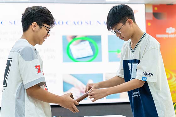 Các em học sinh tham dự Chương trình giáo dục giới tính “Chuyện nhỏ chuyện to”