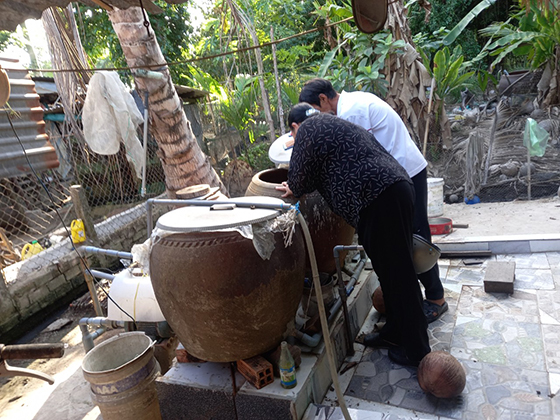 Quận Ô Môn ra quân triển khai chiến dịch hưởng ứng Ngày ASEAN phòng chống sốt xuất huyết năm 2024. Các cán bộ tham gia chiến dịch kiểm tra lăng quăng trong các dụng cụ chứa nước của hộ dân