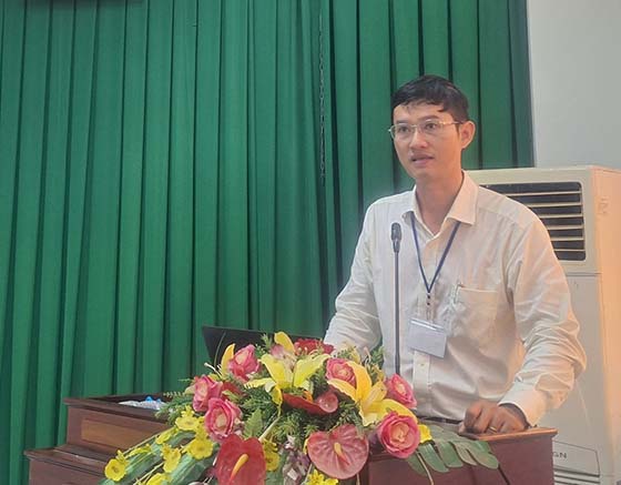 Ông Hà Tấn Vinh, Phó Giám đốc CDC Cần Thơ phát biểu khai mạc lớp tập huấn điều trị giang mai cho phụ nữ mang thai – Phòng lây truyền từ mẹ sang con. Ảnh: Hương Giang.