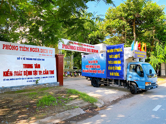 Xe tuyên truyền lưu động được trang trí cờ, pano và phát loa truyền thông về phòng chống tác hại của thuốc lá.
