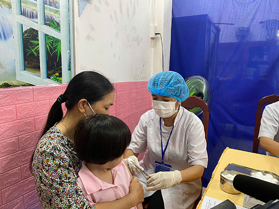 Trẻ được tiêm phòng sởi trong Chiến dịch tổ chức tại thành phố Cần Thơ vào năm 2024