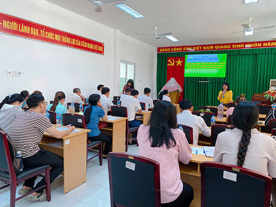 Toàn cảnh lớp tập huấn “Hướng dẫn kỹ thuật xét nghiệm ký sinh trùng sốt rét bằng kính hiển vi và test chẩn đoán nhanh” cho cán bộ y tế tại Trung tâm Y tế tuyến quận/huyện.