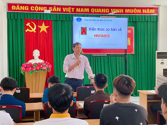 Ông Dáp Thanh Giang, Trưởng khoa Phòng, chống HIV/AIDS, CDC Cần Thơ trình bày tại lớp tập huấn tư vấn xét nghiệm HIV cho đồng đẳng viên.