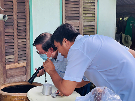 Ông Huỳnh Văn Vũ, Trưởng khoa Ký sinh trùng – côn trùng giám sát lăng quăng tại ấp Thị Tứ Vàm Xáng.