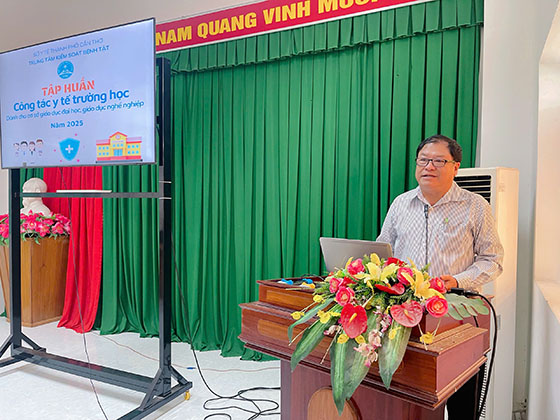 Ông Trần Trường Chinh, Phó Giám đốc CDC phát biểu tại lớp Tập huấn nâng cao năng lực cho cán bộ phụ trách công tác y tế trường học tại các cơ sở giáo dục đại học, cao đẳng, cơ sở giáo dục nghền nghiệp năm 2025.