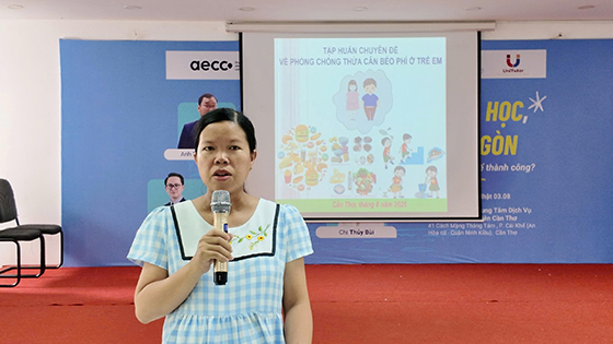 Báo cáo viên của Trung tâm Kiểm soát bệnh tật thành phố Cần Thơ chia sẻ nguyên nhân, hậu quả, cách xử trí thừa cân béo phì ở trẻ em và các biện pháp dự phòng. Ảnh: Lê Huy
