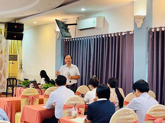 BS CKII Dương Phước Long, Trưởng Khoa phòng chống bệnh không lây nhiễm, Trung tâm Kiểm soat bệnh tật thành phố Cần Thơ hướng dẫn học viên thực hành thống kê qua phần mềm Quản lý bệnh không lây nhiễm.