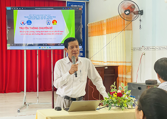 BS.CKI Trường Quốc Chiến, Trưởng khoa Truyền thông GDSK, Trung tâm Kiểm soát bệnh tật cung cấp những kiến thức thiết thực về cách phòng tránh các bệnh truyền nhiễm.