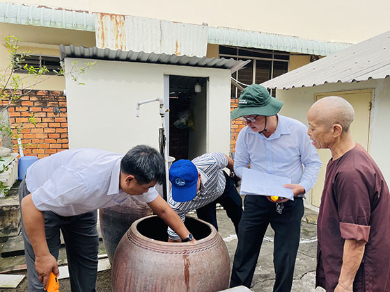 Đoàn giám sát điểm kiểm tra lăng quăng tại nhà dân.