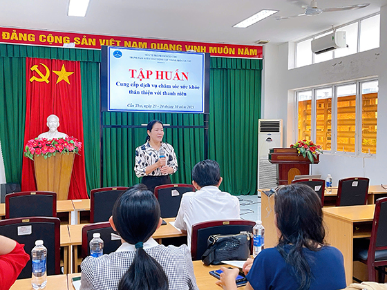 Bà Trần Thị Thu Hồng, Trưởng khoa Sức khỏe sinh sản, CDC Cần Thơ trình bày tại lớp tập huấn.