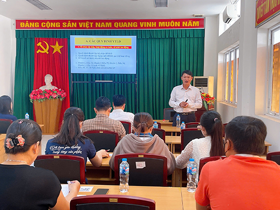 Ông Nguyễn Nhân Nghĩa, trưởng Khoa Sức khỏe môi trường – Y tế trường học – Bệnh nghề nghiệp, CDC Cần Thơ trình bày tại hội nghị.