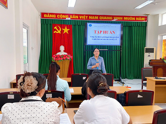 Bà Trần Thị Thu Hồng, Trưởng Khoa Sức khỏe sinh sản, CDC Cần Thơ phát biểu tại lớp tập huấn cung cấp dịch vụ kế hoạch hóa gia đình và phá thai an toàn cho cán bộ y tế.