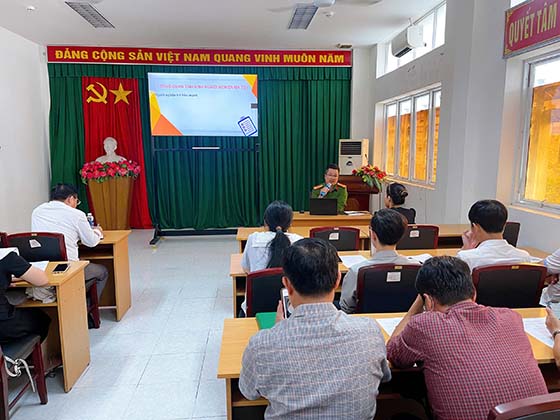 Trung tá Trần Văn An, phòng PC04, Công an TP Cần Thơ trình bày tại lớp tập huấn xác định tình trạng nghiện ma túy năm 2025.