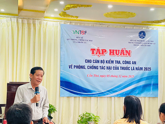 Ông Trường Quốc Chiến, Trưởng khoa TTGDSK, CDC Cần Thơ, giảng viên lớp tập huấn.