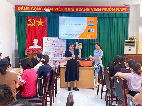 Bà Trần Thị Thu Hà, Phó trưởng Khoa Sức khỏe sinh sản, CDC Cần Thơ giới thiệu bộ dụng cụ với các học viên dự tập huấn.