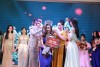 Ban tổ chức, khách mời trao vương miện cho quán quân cuộc thi.