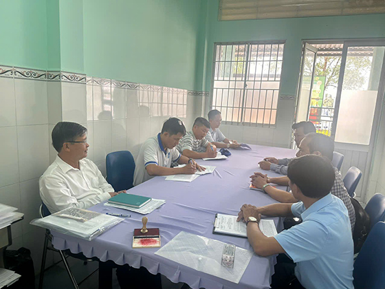 Đoàn giám sát làm việc tại Trạm y tế xã Nhơn Ái.