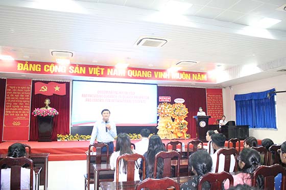 BS.CKI Lê Phúc Hiển truyền thông cho sinh viên Ấn Độ về virus Nipah