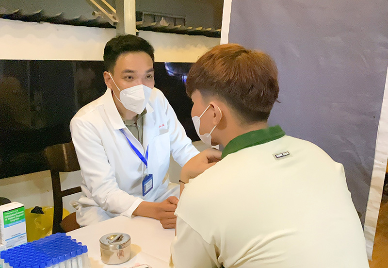 Bác sĩ tư vấn đối tượng nguy cơ cao muốn tham gia vào chương trình PrEP.