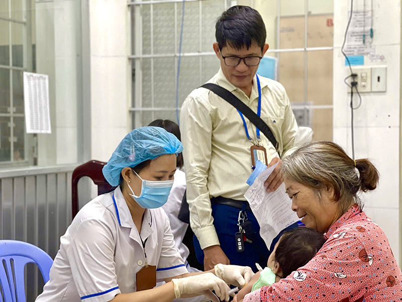 ThS. Hà Minh Hùng, Phó Trưởng Khoa Phòng, chống bệnh truyền nhiễm - Kiểm dịch y tế quốc tế - Ký sinh trùng và côn trùng, Trung tâm Kiểm soát bệnh tật TP Cần Thơ giám sát công tác tiêm chủng tại trạm y tế.